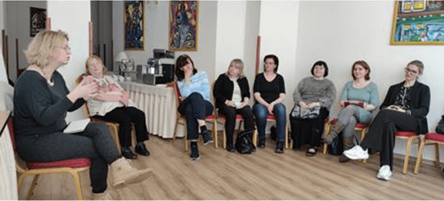 Lidi sedící v kruhu