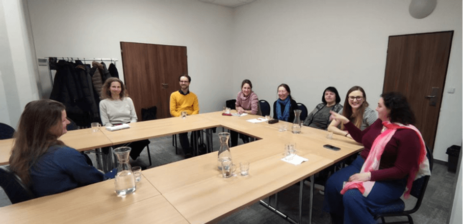 Lidé sedící spolu u stolu